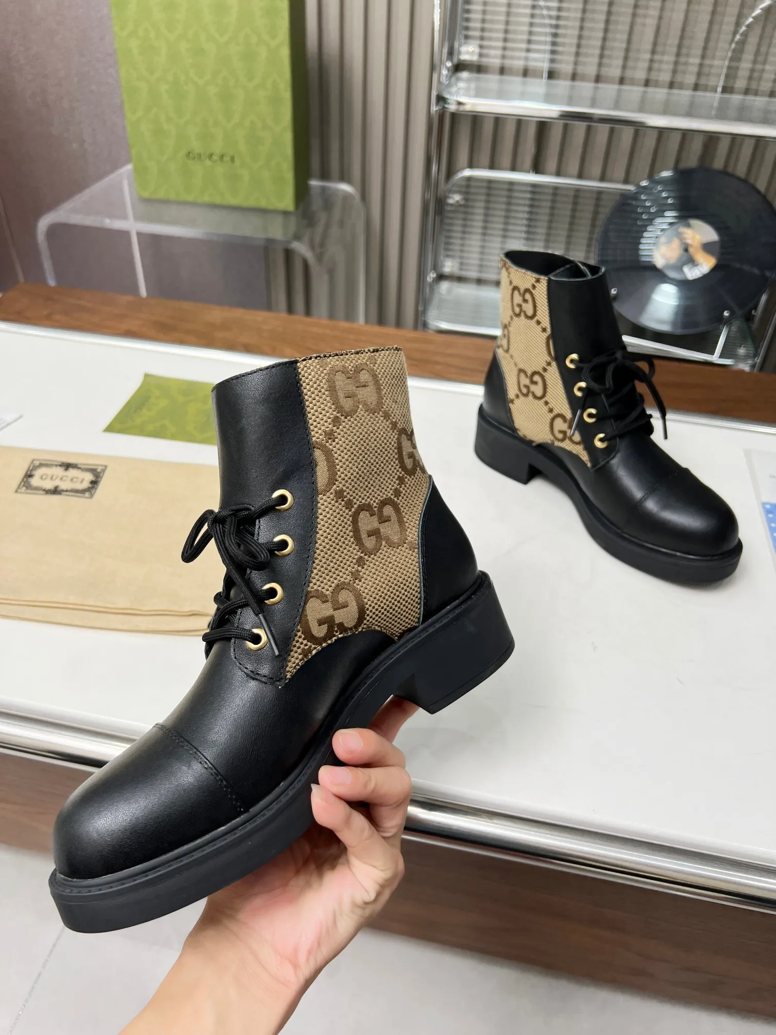 👟👟Ex-factory price 520👟👟The latest model from GUCCI. The counters are updated simultaneously. Classic styles are revitalized with iconic brand logo elements. The Velcro adhesive design on the shoe collar is easy to put on and take off. The upper leg looks great. Fabric: first layer cowhide/cowhide lining. Code number: 35-42#